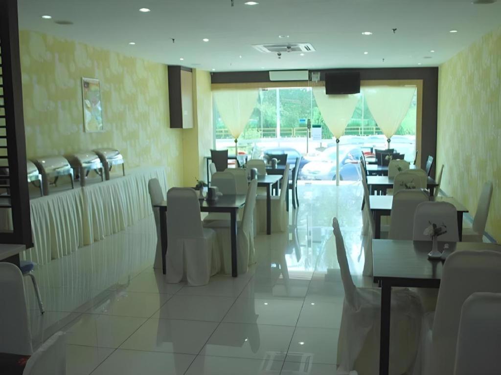 Pearl White Hotel 2*