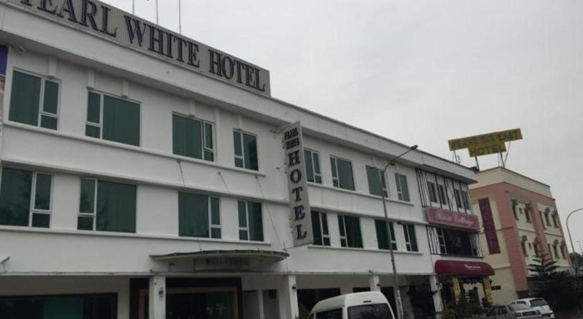 Pearl White Hotel 2*