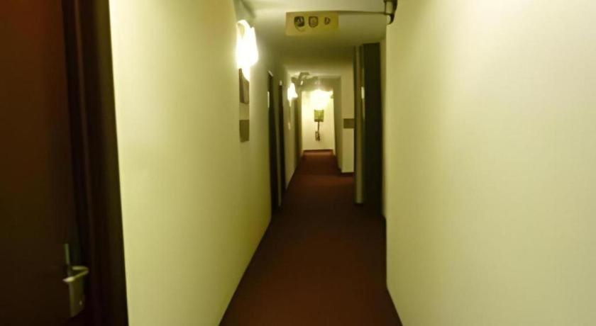 Pearl White Hotel