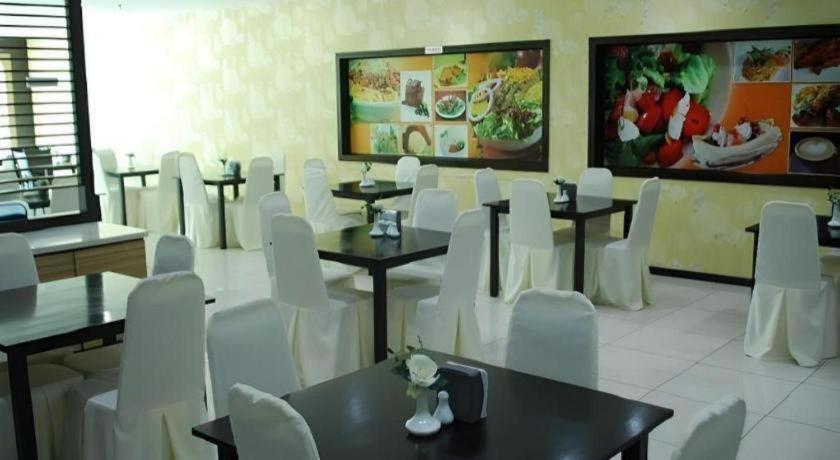 Hotel Pearl White