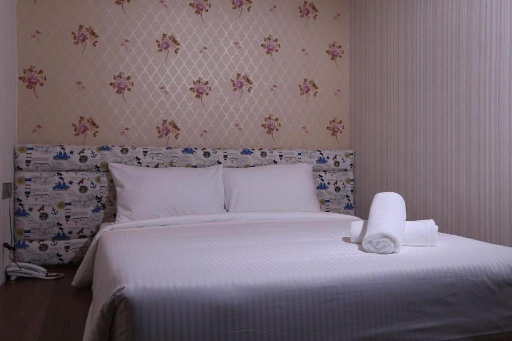 Pearl White Hotel