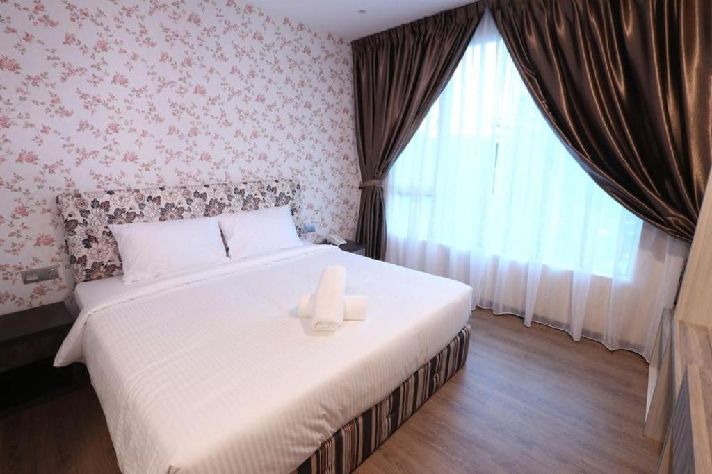 Pearl White 2* Johor Bahru