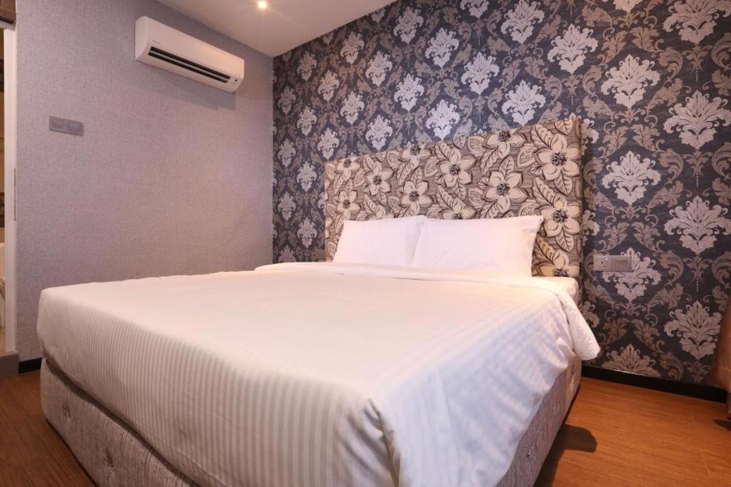 Pearl White 2* Johor Bahru